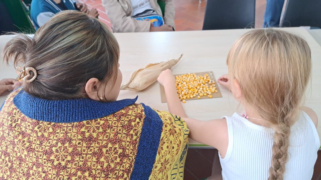 Entretejidos: Conectando edades, saberes, experiencias y sentidos