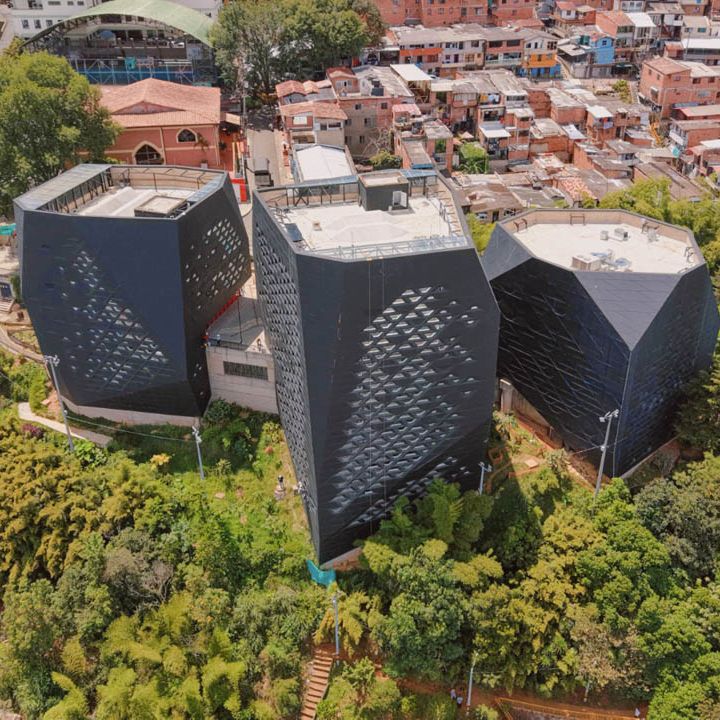 Parque Biblioteca Santo Domingo Savio