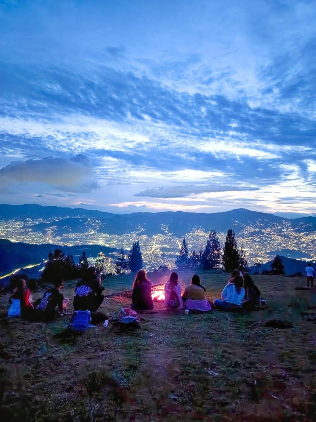 Senderismo bajo el atardecer en Santa Elena